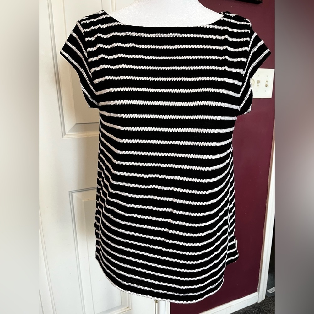 Ann Taylor Loft Black and White Short Sleeve Tee, Cut out in Back Size Small